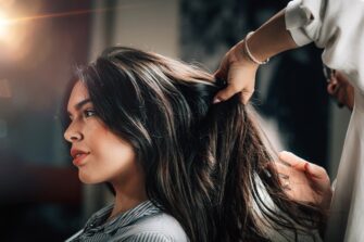 woman receiving a Brazilian Blowout with potential exposure to formeldahyde